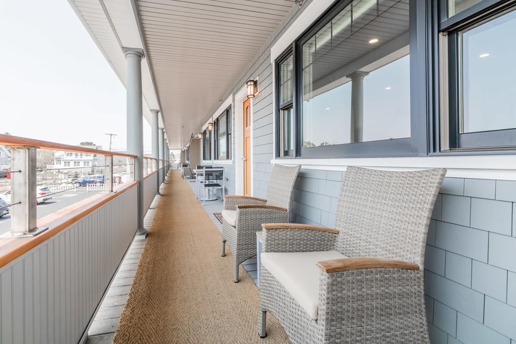 Lighthouse Suites At Pine Point Скарбъро Екстериор снимка
